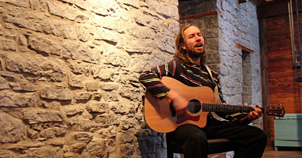 Photo de Charles Ostiguy à la guitare à Québec