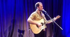 Charles Ostiguy à la guitare et à la voix, chansonnier