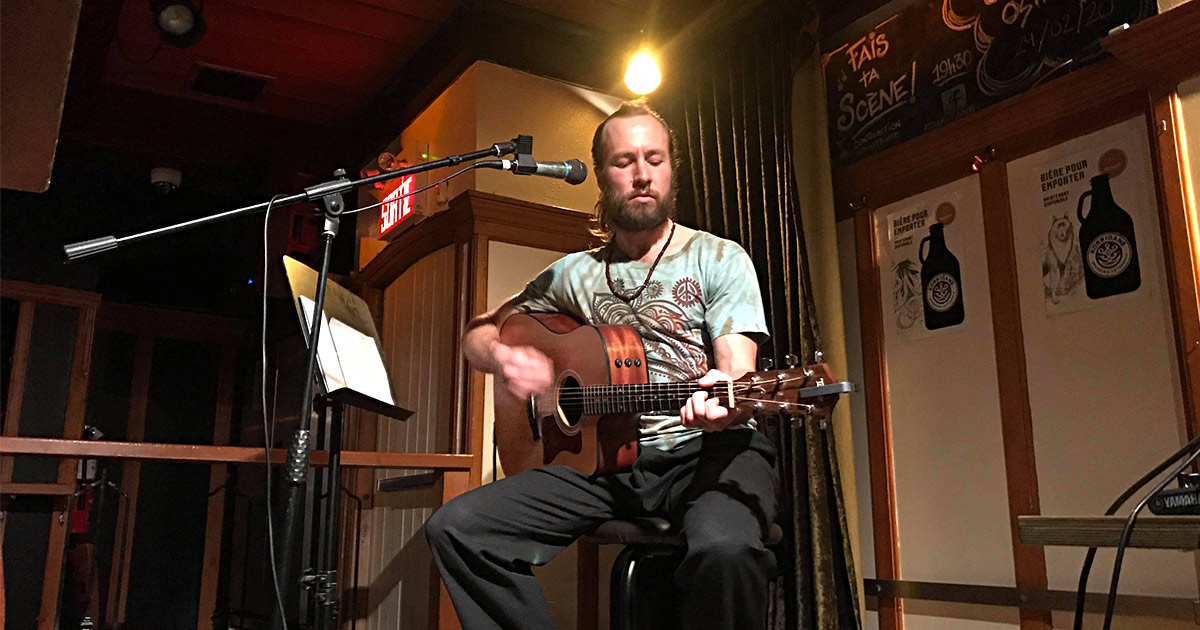 Charles Ostiguy en spectacle à la guitare et à la voix à Québec