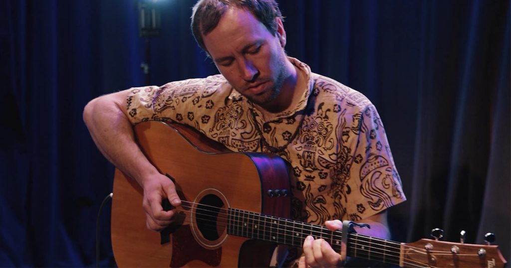 Charles Ostiguy joue de la guitare acoustique d'ambiance