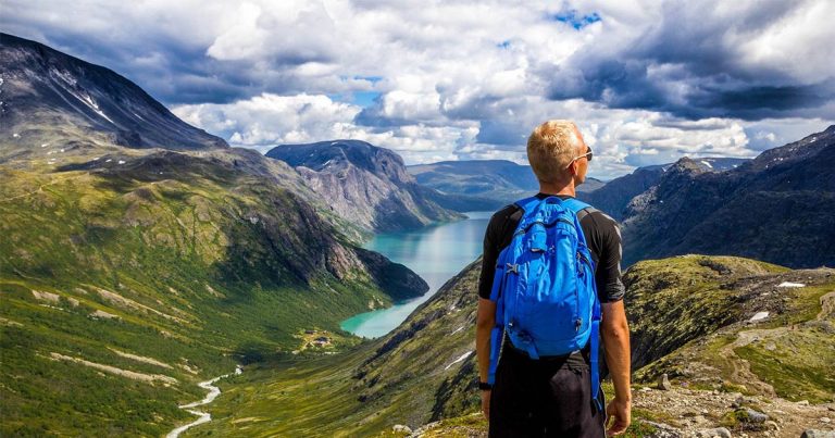 Randonneur au sommet d'une montagne pour représenter la confiance