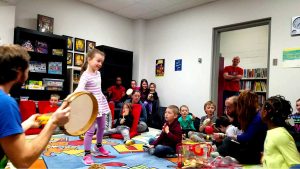 Conte musical comme activité artistique originale pour groupe d'enfants en bibliothèque, événement municipal, école et camp de jour avec Charles Ostiguy