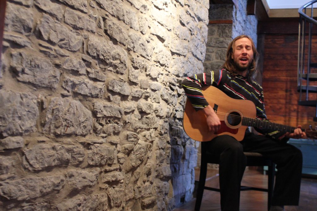 Les chansons de Sang Cible évoque les multiples relations qui gouvernent l'être : introspective, sociale, naturelle et divine.