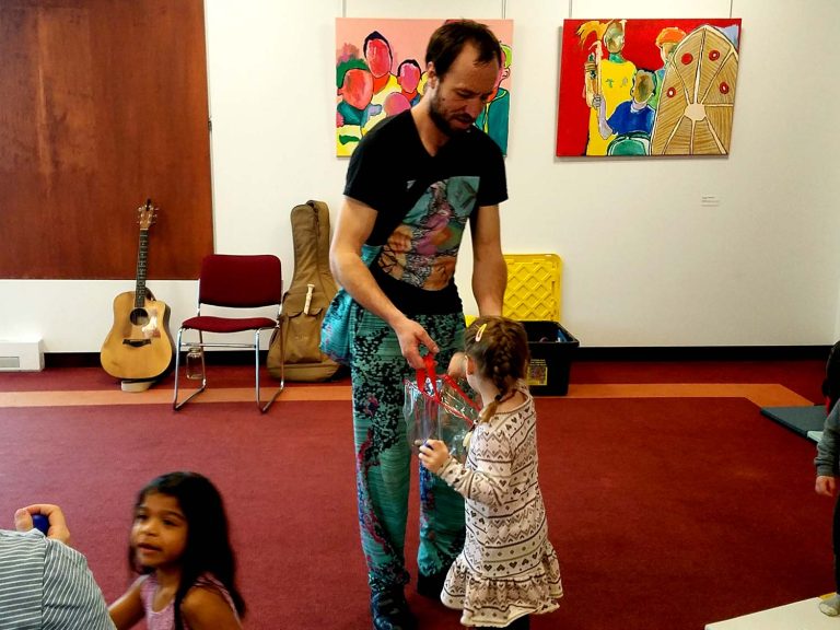 Les enfants aiment beaucoup essayer les instruments de musique et participer à l'atelier d'éveil musical.