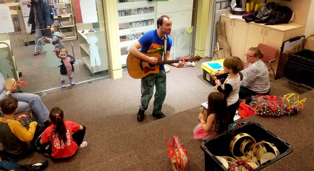 Charles Ostiguy partage des comptines et chansons québécoises connues lors de l'atelier d'éveil musical comme activité familiale et culturelle.