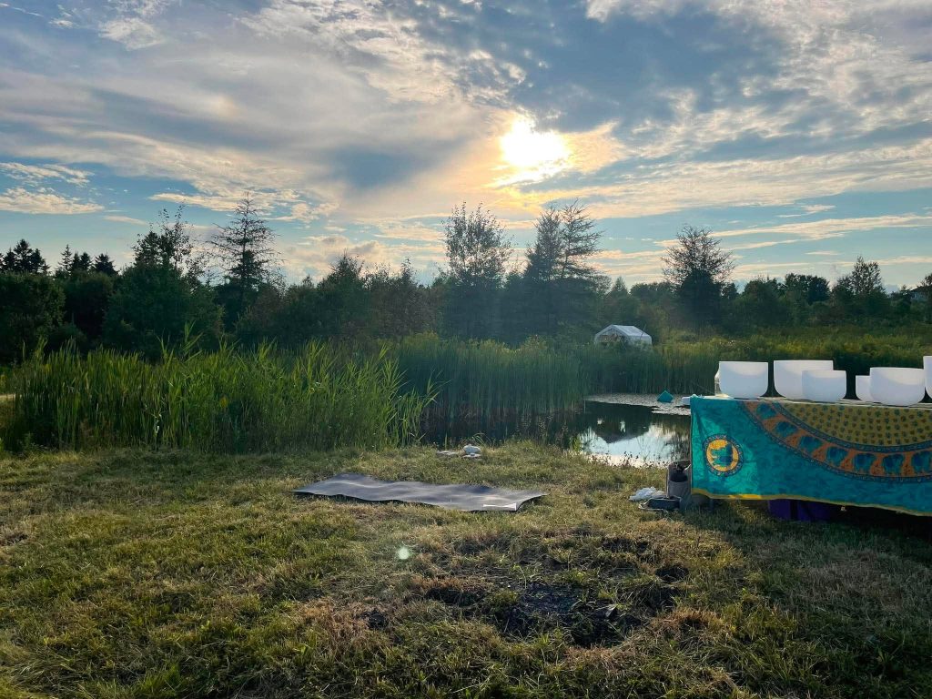 Le coucher de soleil, l'ambiance féérique et l'environnement naturel enrichissent la prestation de bols de cristal de quartz.