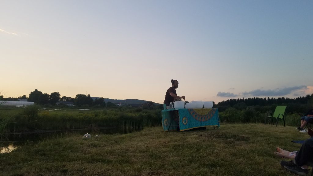 Prestation de bols de cristal de quartz en sonothérapie à la ferme Aux coureurs des champs.