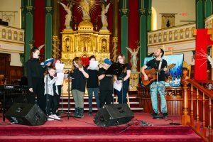 Le travail du souffle et de l'engagement corporel sur plusieurs ateliers permet d'aller chercher toutes les richesses de la voix.