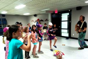 Atelier d'éveil musical comme activité artistique pour enfants en camp de jour, garderie, festival et camping avec Charles Ostiguy, Thetford Mines, Beauce, Chaudière-Appalaches, Québec