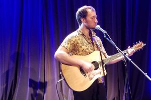 Charles Ostiguy à la guitare et à la voix, chansonnier