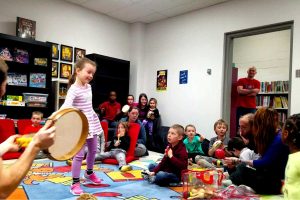 Conte musical comme activité artistique originale pour groupe d'enfants en bibliothèque, événement municipal, école et camp de jour avec Charles Ostiguy