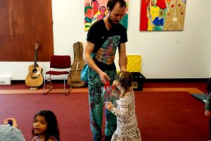 Les enfants aiment beaucoup essayer les instruments de musique et participer à l'atelier d'éveil musical.