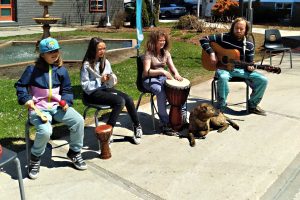 Enfants qui jouent de la musique avec Charles Ostiguy