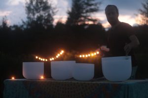 Le coucher de soleil, l'ambiance féérique et l'environnement naturel enrichissent la prestation de bols de cristal de quartz.